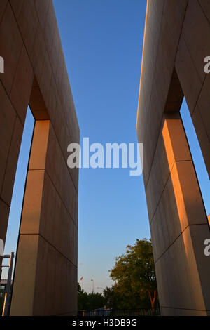 Zwei Tore in der Oklahoma City National Memorial markieren vor (09:01) und nach (09:03) dem Bombenanschlag auf das Murrah Federal Building. Stockfoto