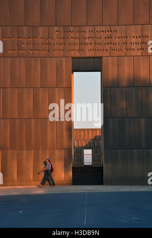 Zwei Tore in der Oklahoma City National Memorial markieren vor (09:01) und nach (09:03) dem Bombenanschlag auf das Murrah Federal Building. Stockfoto