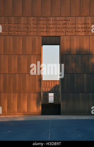 Zwei Tore in der Oklahoma City National Memorial markieren vor (09:01) und nach (09:03) dem Bombenanschlag auf das Murrah Federal Building. Stockfoto