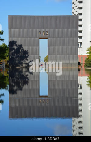 Zwei Tore in der Oklahoma City National Memorial markieren vor (09:01) und nach (09:03) dem Bombenanschlag auf das Murrah Federal Building. Stockfoto