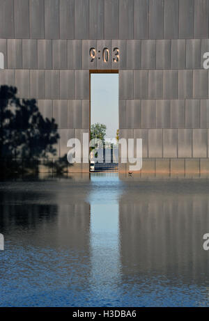 Zwei Tore in der Oklahoma City National Memorial markieren vor (09:01) und nach (09:03) dem Bombenanschlag auf das Murrah Federal Building. Stockfoto