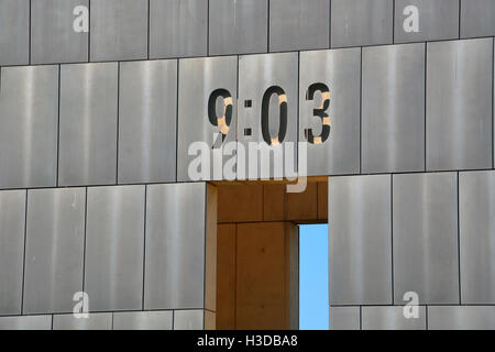 Zwei Tore in der Oklahoma City National Memorial markieren vor (09:01) und nach (09:03) dem Bombenanschlag auf das Murrah Federal Building. Stockfoto