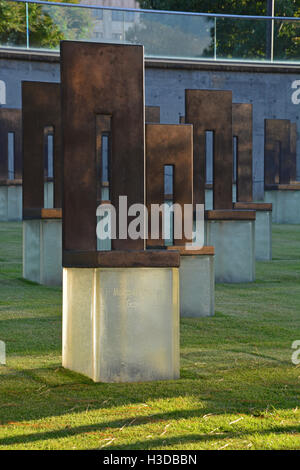 Ein Feld leeren Stühle mit kleineren für die Kinder stellen die getötet, als eine Bombe den Murrah Federal Bldg zerstört dar. Stockfoto
