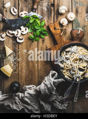 Cremige Champignon Nudeln Spaghetti in Gusseisen Pfanne, Textfreiraum Stockfoto