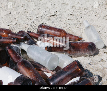 Weggeworfene Bierflaschen in Wüste, Nahaufnahme Stockfoto