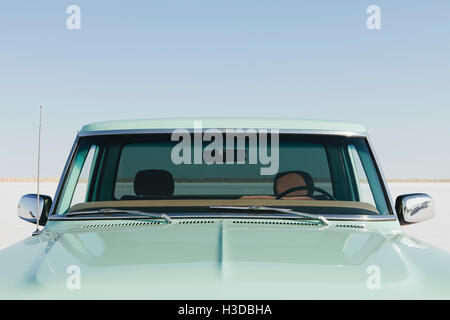 Detail eines Oldtimer Ford F100 Pickup-Trucks, die Windschutzscheibe und Motorhaube. Bonneville Salt Flats. Stockfoto