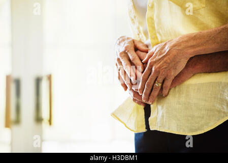 Nahaufnahme von ein älteres paar umarmt. Stockfoto