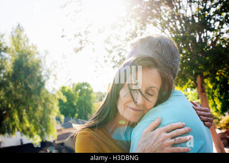 Älteres paar umarmt. Stockfoto