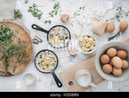 Draufsicht auf einen Tisch mit Speisen in Gerichten. Stockfoto