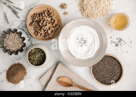 Draufsicht auf einen Tisch mit Speisen in Gerichten. Stockfoto