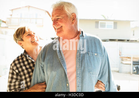 Älteres paar Lächeln einander an. Stockfoto