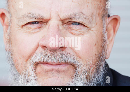 Porträt eines älteren Mannes mit grauen Bart, Blick in die Kamera. Stockfoto