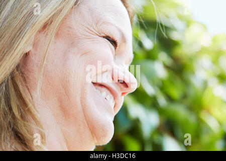 Profil von eine blonde Reife Frau im Freien stehen. Stockfoto