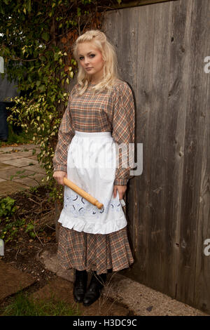 Junge Frau in Vintage-Kleid als Diener Stockfoto