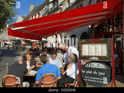 Besucher genießen Sie eine Mahlzeit im freien Terrasse in La Concorde Restaurant im Zentrum von Beaune Burgund Côte d ' or Frankreich. Stockfoto