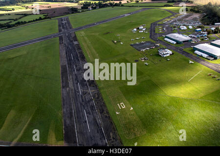 Wolverhampton Halfpenny Grün in South Staffordshire, England. Luftbild mit Start-und Landebahn, Hangars und Leichtflugzeuge. Stockfoto