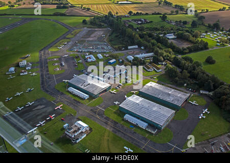 Wolverhampton Halfpenny Grün in South Staffordshire, England. Die Luftaufnahme zeigt Hangars und Leichtflugzeuge. Stockfoto