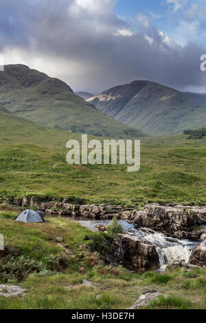 Wild campen mit leichten Kuppelzelt entlang dem Fluß Etive in Glen Etive in der Nähe von Glencoe in den schottischen Highlands, Schottland, Großbritannien Stockfoto