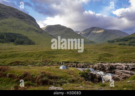 Wild campen mit leichten Kuppelzelt entlang dem Fluß Etive in Glen Etive in der Nähe von Glencoe in den schottischen Highlands, Schottland, Großbritannien Stockfoto