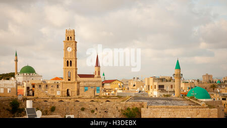 Blick von der Dachterrasse der Altstadt von Akko bei Sonnenuntergang mit dem Uhrturm, Minarette Sinan Basha Moschee und Al-Balanenfamilie Moschee und o Stockfoto