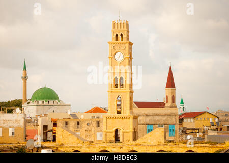 Blick von der Dachterrasse der Altstadt von Akko bei Sonnenuntergang mit dem Uhrturm, Minarette Sinan Basha Moschee und Al-Balanenfamilie Moschee und o Stockfoto