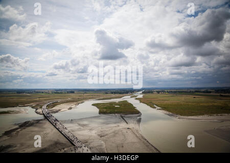 Anzeigen von Wänden des Mont Saint Michel an der Bucht während der Ebbe. Gruppen von Touristen zu Fuß. Frankreich Stockfoto