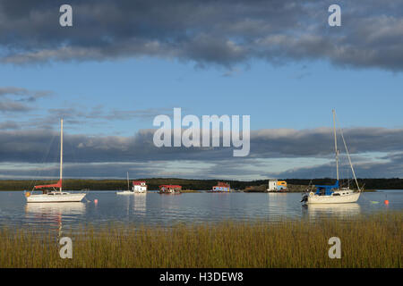 Lake Village - Ruhe Herbstabend auf einem bunten See Dorf am Great Slave Lake, Yellowknife, NWT, Kanada. Stockfoto