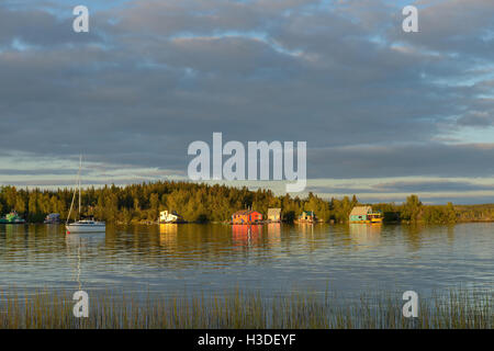 Sunset Fishing Village - Herbst Sonnenuntergang in einem Fischerdorf am Great Slave Lake im Norden Kanadas. Stockfoto