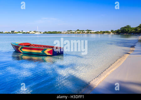 Eine bunte jamaikanischen Boot entlang der Küste von Bloody Bay, Negril. Stockfoto