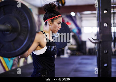 Ein weiblicher Athlet trainiert in ein Crossfit Gym. Stockfoto