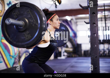 Ein weiblicher Athlet trainiert in ein Crossfit Gym. Stockfoto