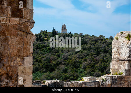 Griechenland, Athen. Die Akropolis mit mehreren berühmten antiken Informationsdefizits. Das Odeon des Herodes Atticus ist ein Steintheater an den Hängen der Akropolis. Stockfoto