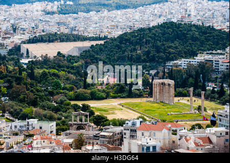 Griechenland, Athen. Ansicht von Athen von der berühmten Akropolis. Tempel des Olympischen Zeus und Olympia-Stadion. Stockfoto