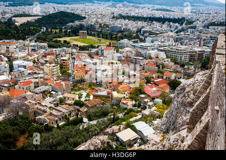 Griechenland, Athen. Ansicht von Athen von der berühmten Akropolis. Tempel des Olympischen Zeus und Olympia-Stadion. Stockfoto