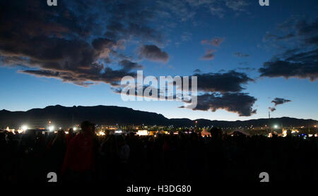 Dawn Wolken kurz vor Sonnenaufgang an die Albuquerque International Balloon Fiesta in New Mexico. Stockfoto