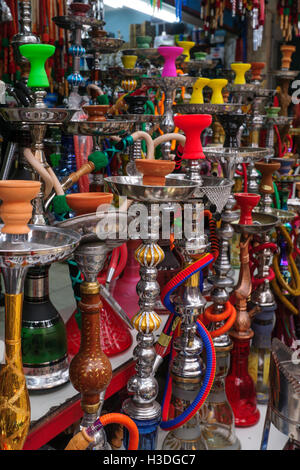 Verschiedene Nargilas (Shisha) auf den Markt der Altstadt, in Akko, Israel Stockfoto