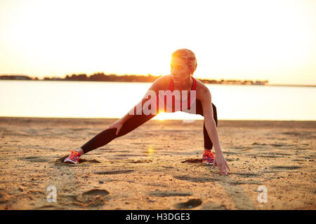 Eine junge sportliche Frau, arbeiten im Freien. Stockfoto
