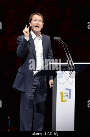 Nick Moran liest einen Brief in der dritten Nacht der Baureihe Live-Briefe an die Freimaurer Hall in London. Stockfoto