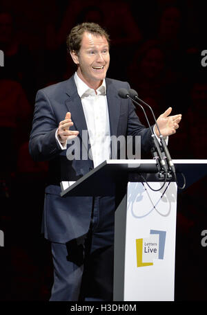 Nick Moran liest einen Brief in der dritten Nacht der Baureihe Live-Briefe an die Freimaurer Hall in London. Stockfoto