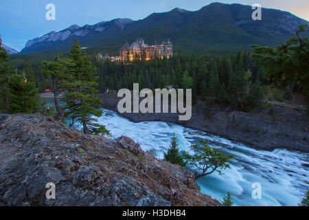 Schloss-ähnliche Banff Spring Hotel über die Bow Falls in Banff Stadt, Alberta, Kanada, aufgenommen im August 2016. Stockfoto