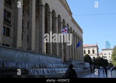 Tiflis (Tbilissi), Georgien. 27. Sep, 2016. Das Parlamentsgebäude im Zentrum von Tiflis (Tbilissi), Georgien, 27. September 2016. Eine EU-Flagge fliegt vor dem Gebäude, obwohl das Land nicht Mitglied ist. Georgien sucht Annäherung an die EU und die Nato. Foto: THOMAS KOERBEL/DPA/Alamy Live-Nachrichten Stockfoto