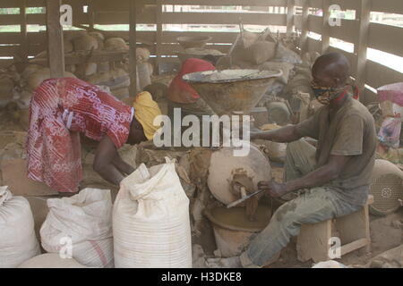 Brong-Ahafo, Ghana. 15. Sep, 2016. Eine Frau und ein Mann arbeitet an einer Maschine, die mit gold Erz in einer Goldmine in Brong-Ahafo, Ghana, 15. September 2016 Felsen zermalmt. Das Werk erzeugt große Mengen an Staub. Foto: KRISTIN PALITZA/DPA/Alamy Live-Nachrichten Stockfoto