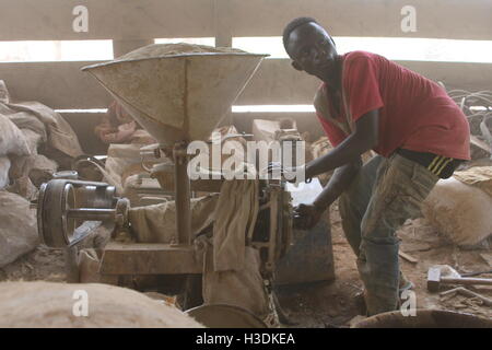 Brong-Ahafo, Ghana. 15. Sep, 2016. Eine Jugend, die Arbeiten an einer Maschine, die zermalmt Felsen mit gold Erz in einer Goldmine in Brong-Ahafo, Ghana, 15. September 2016. Das Werk erzeugt große Mengen an Staub. Foto: KRISTIN PALITZA/DPA/Alamy Live-Nachrichten Stockfoto