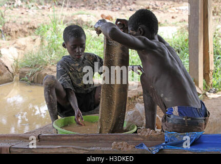 Brong-Ahafo, Ghana. 15. Sep, 2016. 11-j hrige Emmanuel Kofi (l) und einer seiner Freunde waschen Erz in einer Goldmine in Brong-Ahafo, Ghana, 15. September 2016. Emmanuel arbeitet seit drei Jahren in der Mine. Foto: KRISTIN PALITZA/DPA/Alamy Live-Nachrichten Stockfoto