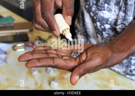 Brong-Ahafo, Ghana. 15. Sep, 2016. Emmanuel Appiah, Manager einer Goldmine gießt Quecksilber in der Hand, in Brong-Ahafo, Ghana, 15. September 2016. Das giftige, flüssige Metall wird verwendet, um Gold aus dem Erz zu extrahieren. Foto: KRISTIN PALITZA/DPA/Alamy Live-Nachrichten Stockfoto