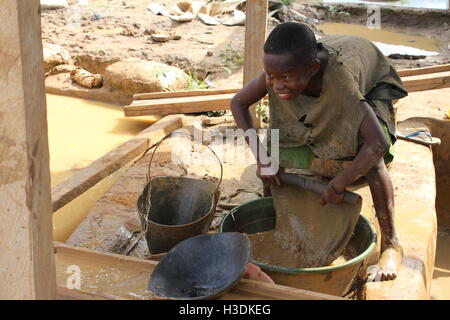 Brong-Ahafo, Ghana. 15. Sep, 2016. Ein Junge waschen Erz in einer Goldmine in Brong-Ahafo, Ghana, 15. September 2016. Foto: KRISTIN PALITZA/DPA/Alamy Live-Nachrichten Stockfoto