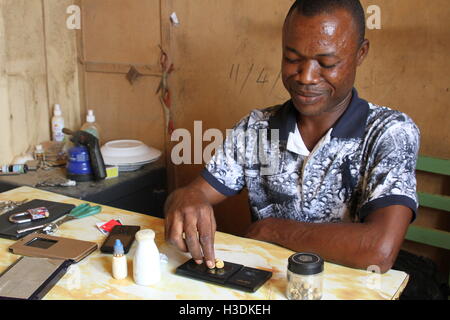 Brong-Ahafo, Ghana. 15. Sep, 2016. Emmanuel Appiah, Manager einer Goldmine mit einem Gewicht von Klumpen von Rohgold aus seiner Mine in Brong-Ahafo, Ghana, 15. September 2016. Foto: KRISTIN PALITZA/DPA/Alamy Live-Nachrichten Stockfoto