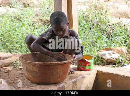 Brong-Ahafo, Ghana. 15. Sep, 2016. 11-j hrige Emmanuel Kofi waschen Erz in einer Goldmine in Brong-Ahafo, Ghana, 15. September 2016. Emmanuel arbeitet seit drei Jahren in der Mine. Foto: KRISTIN PALITZA/DPA/Alamy Live-Nachrichten Stockfoto