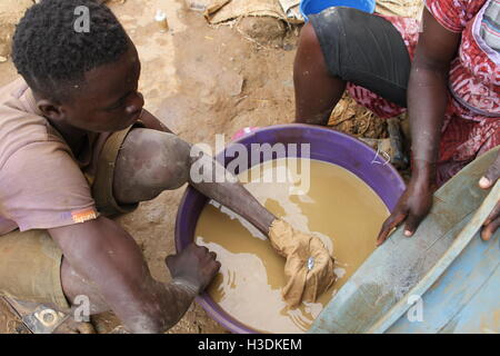 Brong-Ahafo, Ghana. 15. Sep, 2016. 15-j hrige Richmond Asiamah arbeiten mit Quecksilber bei einer Goldmine in Brong-Ahafo, Ghana, 15. September 2016. Das giftige, flüssige Metall wird verwendet, um Gold aus dem Erz zu extrahieren. Foto: KRISTIN PALITZA/DPA/Alamy Live-Nachrichten Stockfoto