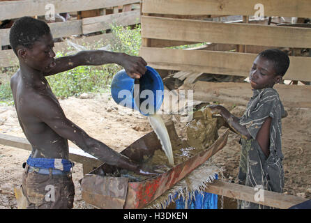 Brong-Ahafo, Ghana. 15. Sep, 2016. 11-Year-Old Emmanuel Kofi (r) und einer seiner Freunde waschen Erz in einer Goldmine in Brong-Ahafo, Ghana, 15. September 2016. Emmanuel arbeitet seit drei Jahren in der Mine. Foto: KRISTIN PALITZA/DPA/Alamy Live-Nachrichten Stockfoto